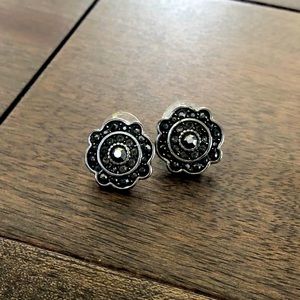 💝2/$15 free shipping Black vintage look earrings